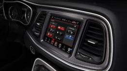 Dodge Challenger III Facelifting (2015) - ekran systemu multimedialnego