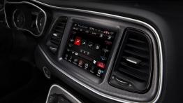 Dodge Challenger III Facelifting (2015) - ekran systemu multimedialnego