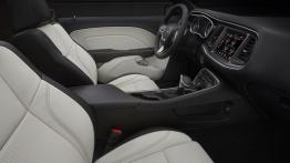 Dodge Challenger III Facelifting (2015) - widok ogólny wnętrza z przodu