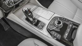 Kia K900 (2015) - tunel środkowy między fotelami