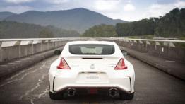 Nissan 370Z Nismo (2015) - widok z tyłu