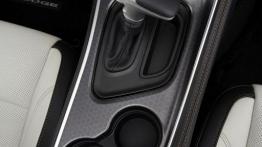 Dodge Challenger III Facelifting (2015) - tunel środkowy między fotelami