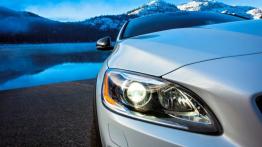 Volvo V60 Cross Country (2015) - prawy przedni reflektor - włączony