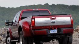 Ford serii F Super Duty 2015 - widok z tyłu