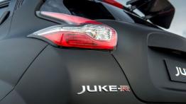 Nissan Juke-R 2.0 (2015) - lewy tylny reflektor - wyłączony