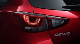 Mazda Demio IV (2015) - lewy tylny reflektor - włączony