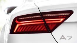 Audi A7 Sportback Facelifting (2015) - lewy tylny reflektor - włączony