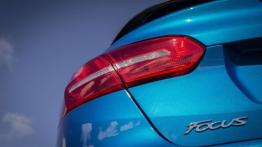 Ford Focus III Sedan Facelifting (2015) - lewy tylny reflektor - wyłączony