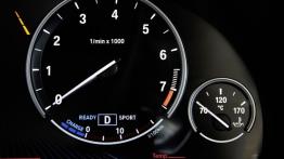 BMW X5 III xDrive40e (2015) - obrotomierz