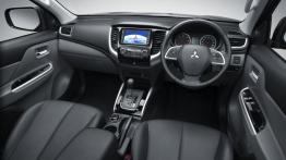 Mitsubishi Triton 2015 - pełny panel przedni