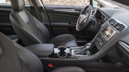 Ford Mondeo V Sedan Hybrid (2015) - widok ogólny wnętrza z przodu