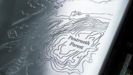 Land Rover Defender 2,000,000 (2015) - emblemat boczny