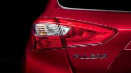 Nissan Pulsar 1.6 DIG-T (2015) - lewy tylny reflektor - włączony