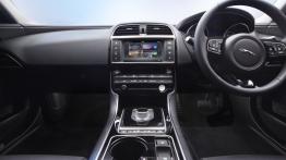 Jaguar XE 2.0T Prestige (2015) - konsola środkowa