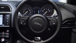 Jaguar XE 2.0T Prestige (2015) - kierownica