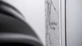 Land Rover Defender 2,000,000 (2015) - emblemat boczny