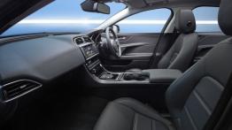 Jaguar XE 2.0T Prestige (2015) - widok ogólny wnętrza z przodu