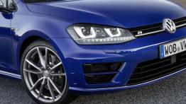 Volkswagen Golf VII R Variant (2015) - prawy przedni reflektor - włączony