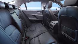 Jaguar XE 2.0T Prestige (2015) - tylna kanapa
