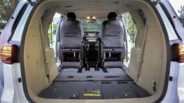 Kia Sedona III (2015) - tylna kanapa złożona, widok z bagażnika