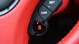 Aston Martin Vanquish Volante (2015) - sterowanie w kierownicy