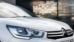 Citroen C4 II Hatchback Facelifting (2015) - prawy przedni reflektor - włączony