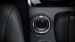 Mitsubishi Triton 2015 - pokrętło do sterowania napędem 4x4