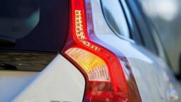 Volvo V60 Cross Country (2015) - prawy tylny reflektor - włączony