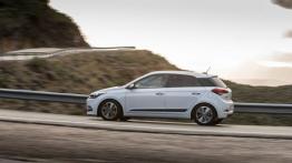 Hyundai i20 II Hatchback Kappa 1.4 MPI (2015) - lewy bok