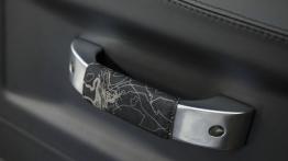 Land Rover Defender 2,000,000 (2015) - uchwyt w drzwiach