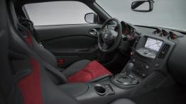 Nissan 370Z Nismo (2015) - widok ogólny wnętrza z przodu