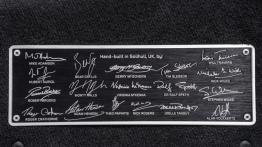 Land Rover Defender 2,000,000 (2015) - tabliczka modelu