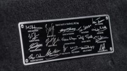 Land Rover Defender 2,000,000 (2015) - tabliczka modelu