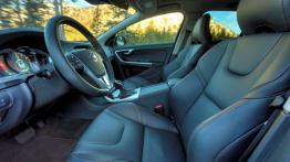 Volvo V60 Cross Country (2015) - widok ogólny wnętrza z przodu