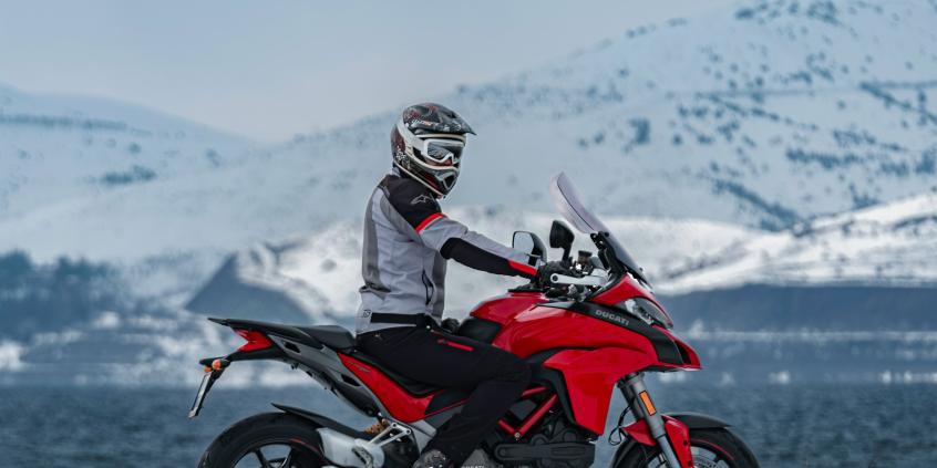 Jaki ubiór zimowy wybrać na motocykl? Przewodnik po 3-warstwowym systemie, materiałach i ogrzewanej odzieży