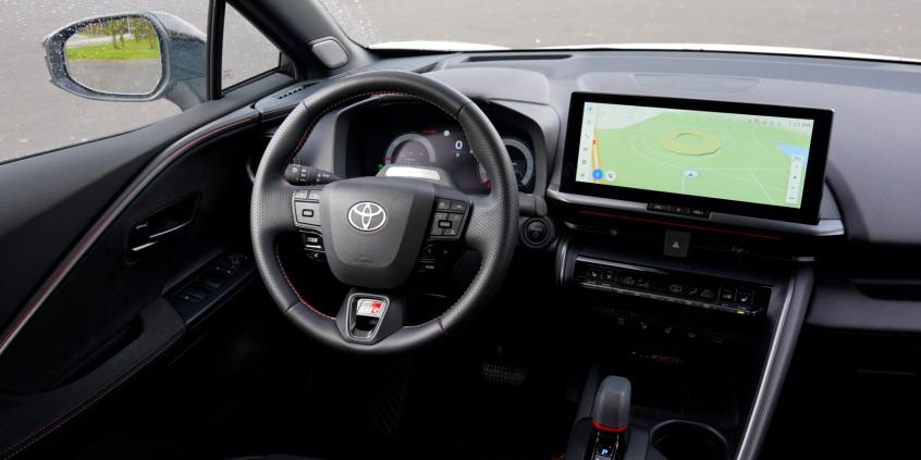 Toyota C-HR PHEV GR SPORT to przykład auta, które kupujemy oczami. Mnie kupiła czymś jeszcze