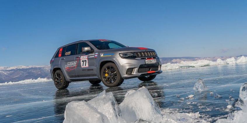Tak szybko nie pojechał jeszcze żaden inny SUV. Jeep Grand Cherokee Trackhawk z rekordem prędkości na... lodzie