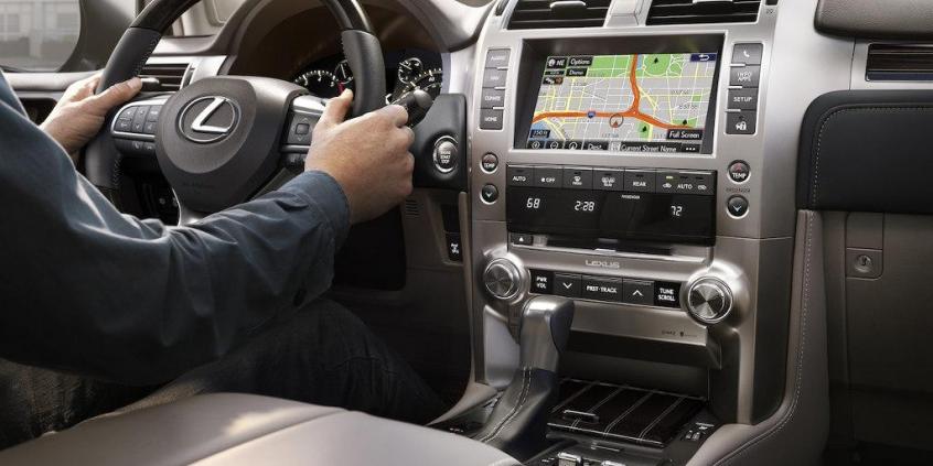 Luksusowy krążownik szos Lexusa z widocznymi zmianami