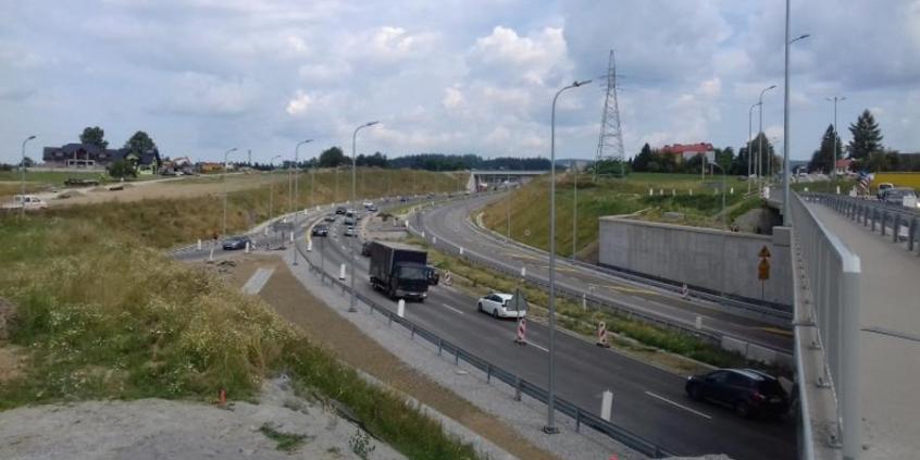 Fragment zakopianki z nową jezdnią. Są niestety opóźnienia
