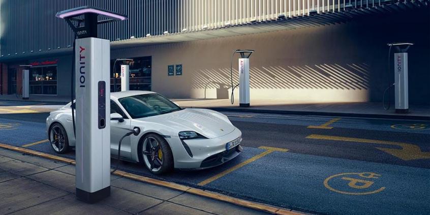 W końcu jest! Oto elektryczny Porsche Taycan