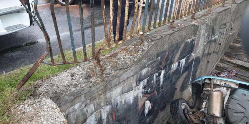 Dachowanie zakończone w wejściu do tunelu dla pieszych