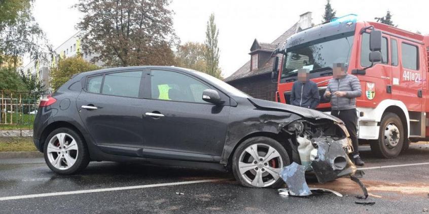 Dachowanie zakończone w wejściu do tunelu dla pieszych