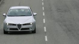 Alfa Romeo 159 - przód - reflektory włączone