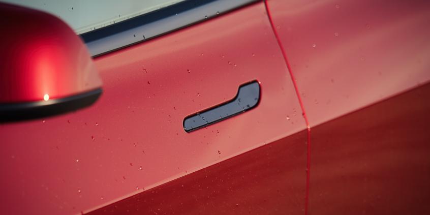 Elektrycznie wysuwane klamki będą zakazane w UE? Trwa czarna seria producentów