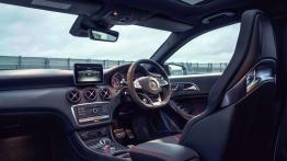 Mercedes A 45 AMG (2016) - kokpit