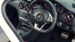 Mercedes A 45 AMG (2016) - kokpit
