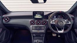 Mercedes A 45 AMG (2016) - kokpit