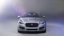 Jaguar XF II 2.5t Prestige (2016) - przód - reflektory włączone