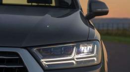 Audi Q7 e-tron (2016) - lewy przedni reflektor - w??czony