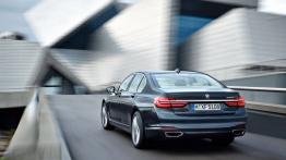 BMW serii 7 G11 730d (2016) - widok z tyłu